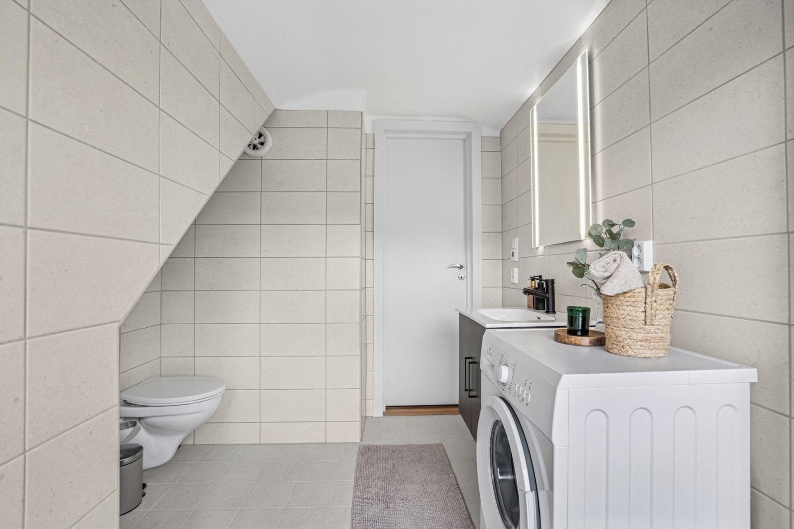 Mekanisk avtrekk og vegghengt toalett. Galleribilde