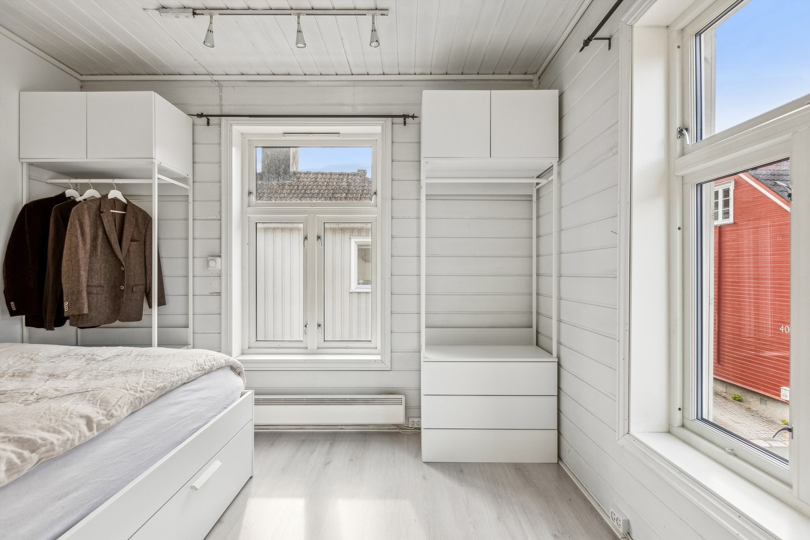 Dette soverommet måler 8,7m² og har to vinduer som gir rikelig med naturlig lys. Galleribilde