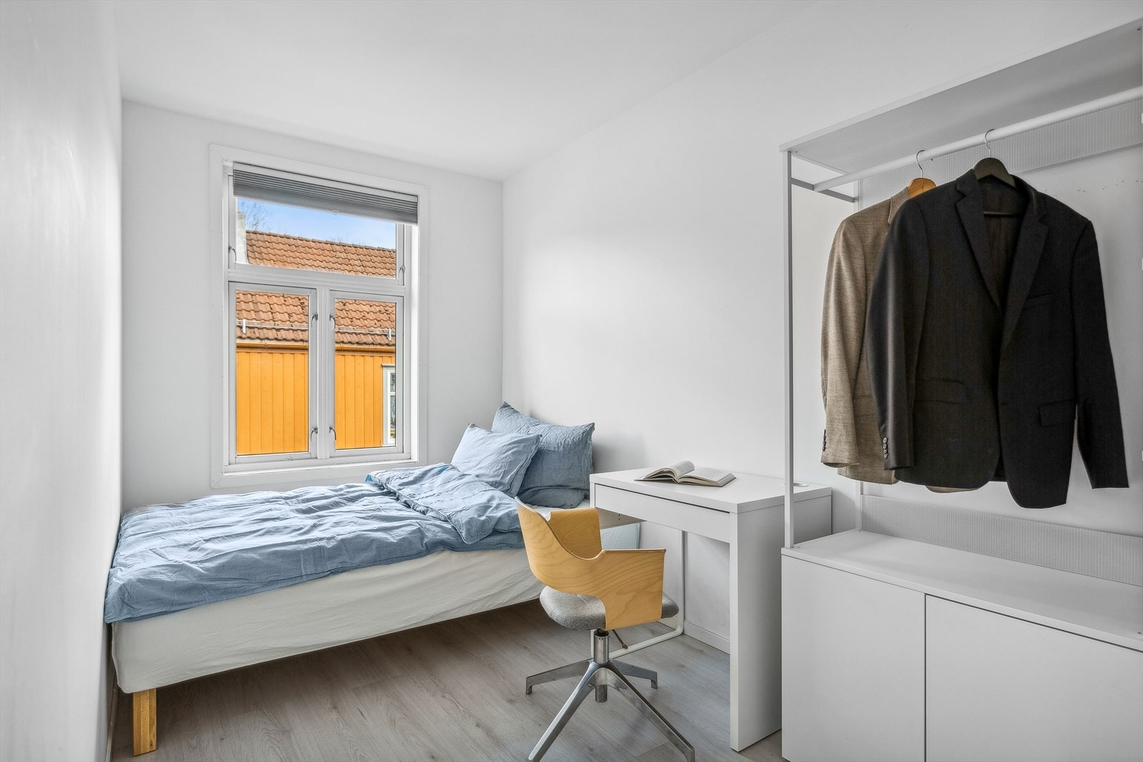 Det fjerde soverommet måler 9,7m². Ved inngangen til rommet finner du en liten entré, som gir deg flere muligheter for møblering. Galleribilde