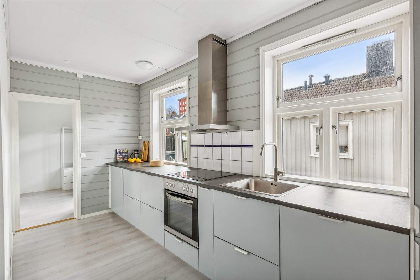 Meget pent og moderne kjøkken, leiligheten har samme farge- og materialvalg på de fleste rom, noe som gir et gjennomgående og helhetlig uttrykk. Galleribilde