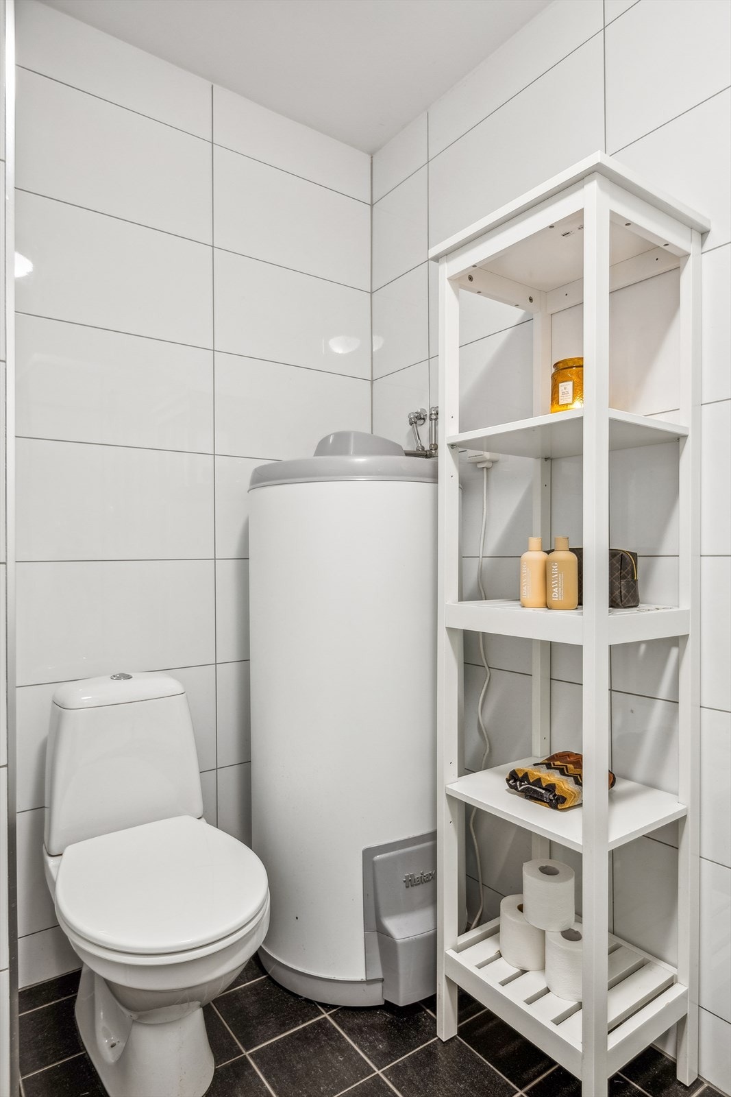 Baderommet har alle forutsetninger for at du skal få en flott start på dagen! Ny varmtvannsbereder fra 2021. Galleribilde