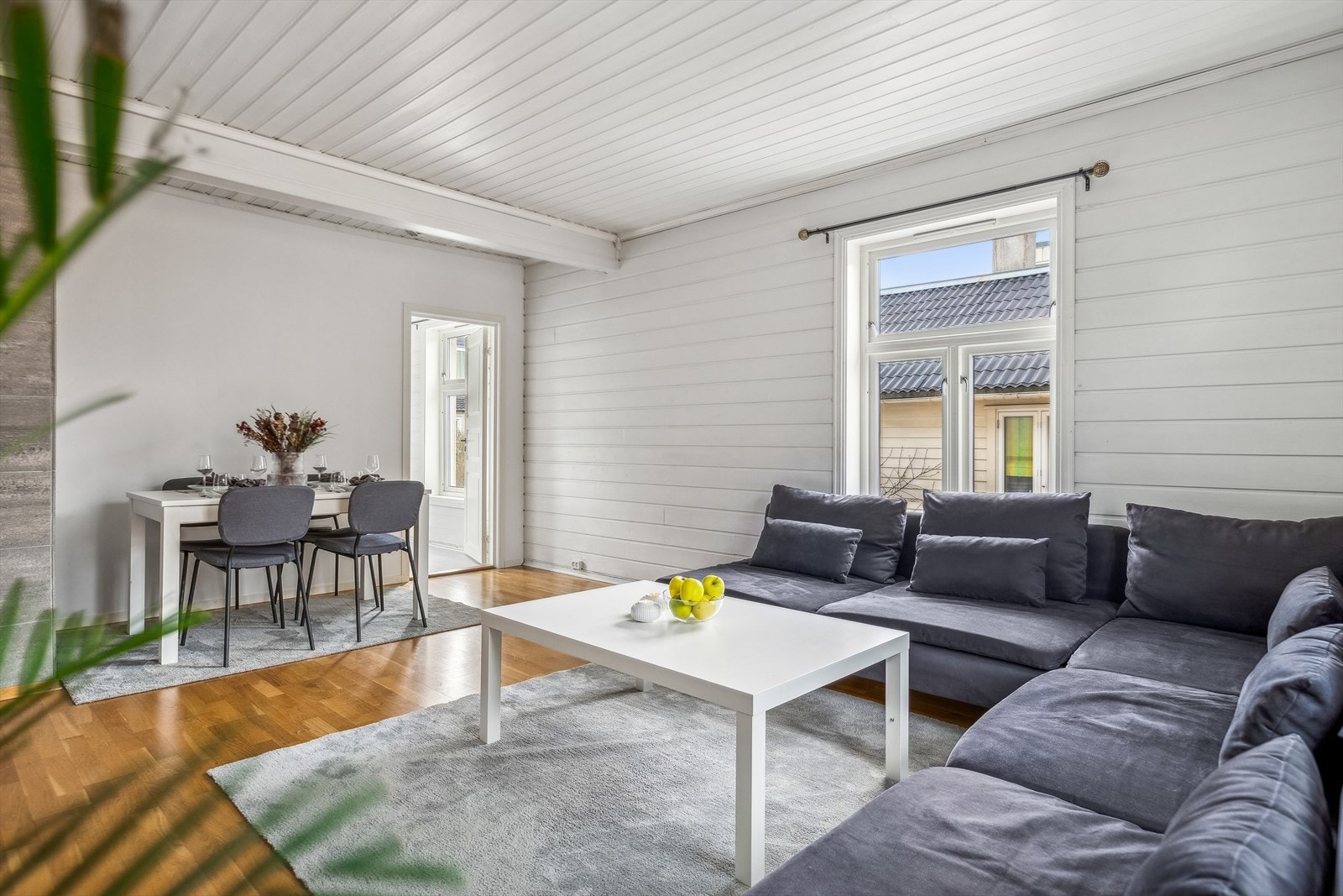 Leiligheten ligger fint til i byggets andre etasje og får da godt med naturlig lys. Galleribilde