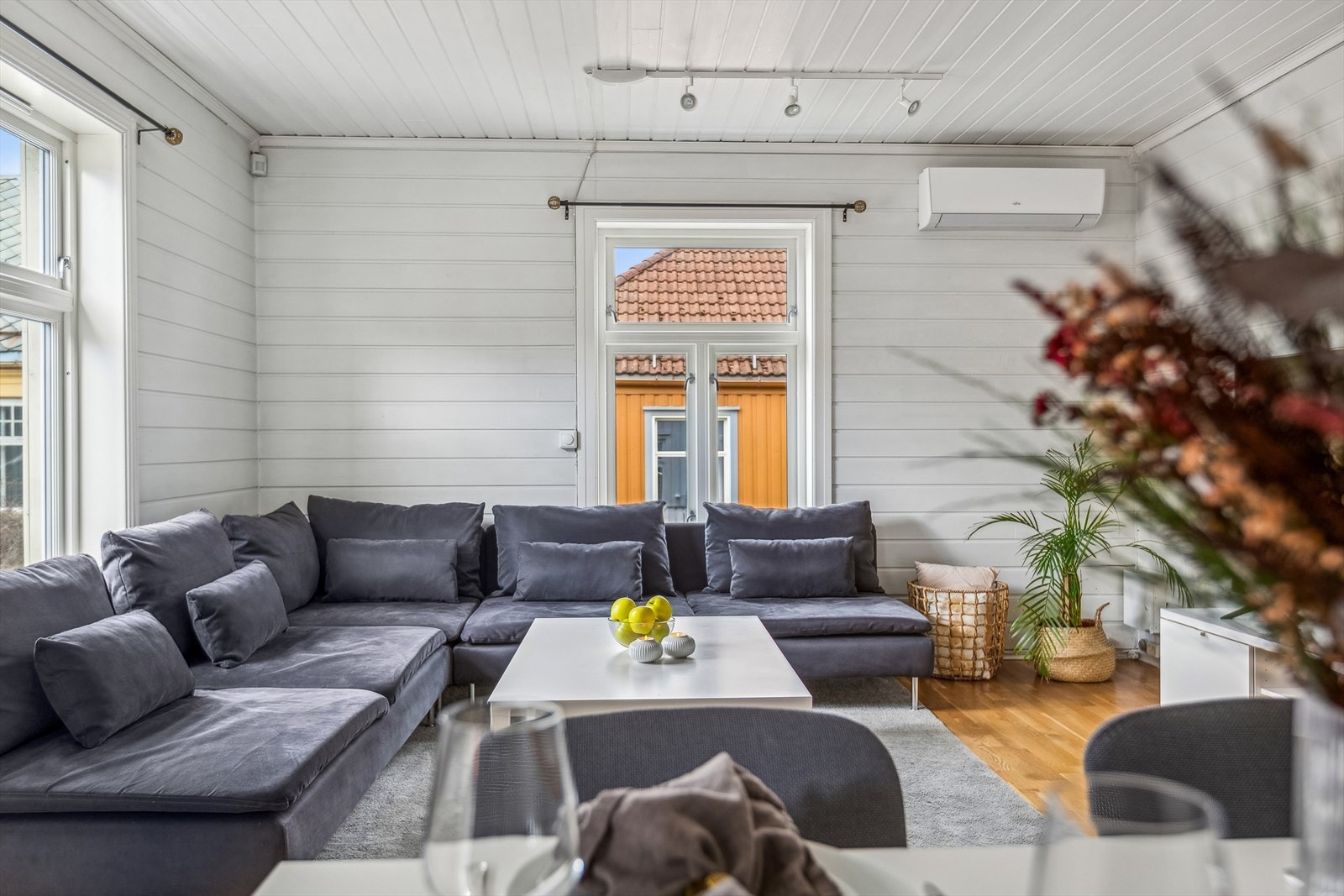 Boligen ble i 2021 pusset opp og fremstår derfor med et moderne preg. Varmepumpe gir økt komfort og lavere strømkostnader. Varmer vinterstid, kjøler sommerstid. Galleribilde