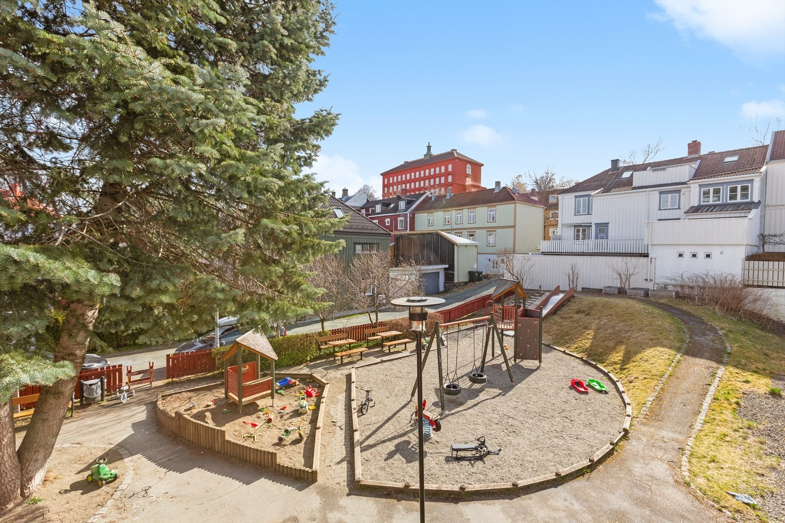 Rett utenfor boligen er det en flott park opparbeidet med stier, prydbusker, og lekestativ for barna. Leiligheten ligger meget attraktivt til sentralt på Møllenberg og har nærhet til alle fasiliteter. Galleribilde