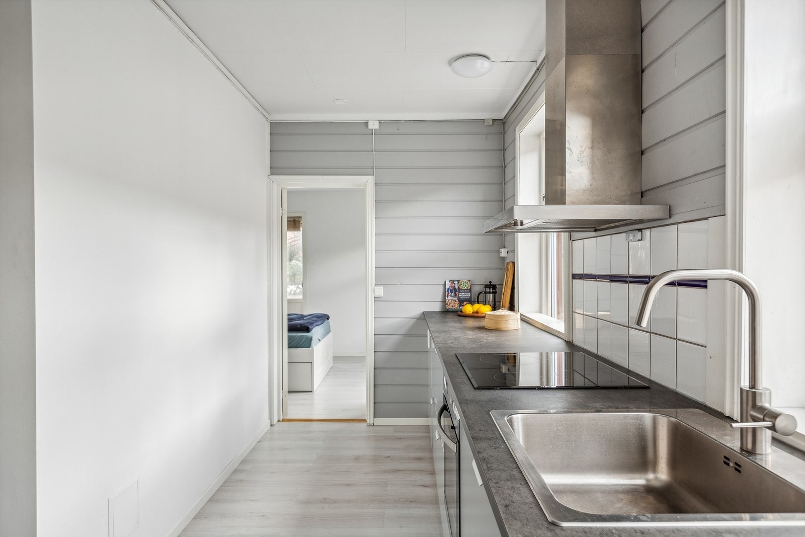 Godt med benk- og skapplass. Kjøkkenet er målt til 12,5m² av takstmann og har fått TG1. Galleribilde