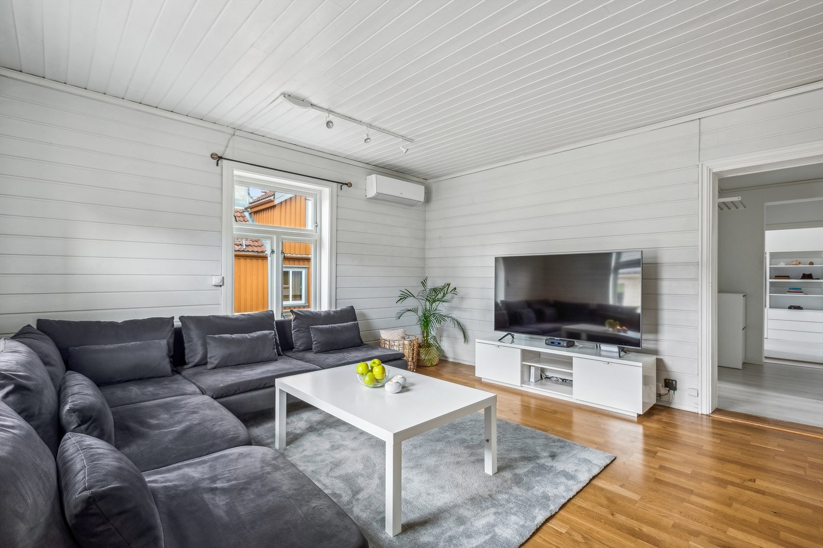 Stuens størrelse på over 21m² gir deg flere alternativer med tanke på møblering. Galleribilde