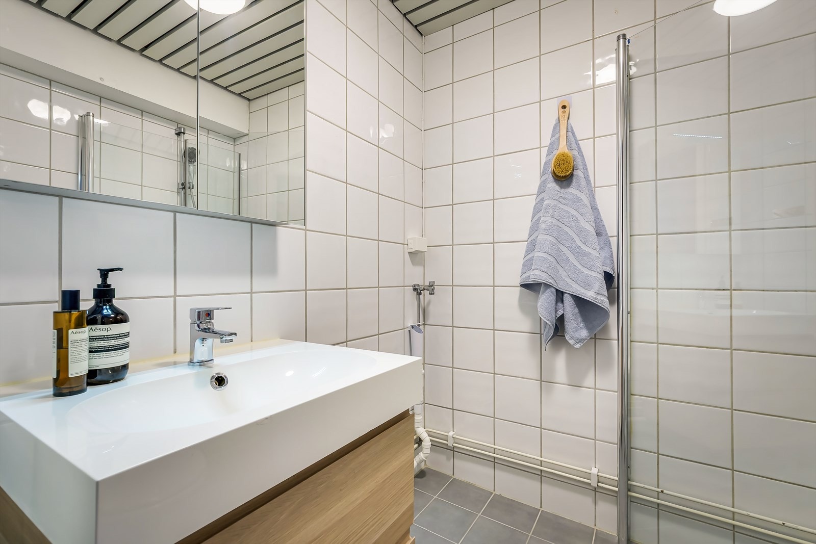 Delikat flislagt bad fra 2012 med opplegg for vaskemaskin. Galleribilde