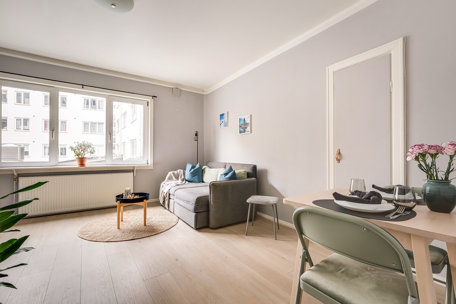 God plass til sofagruppe og tilhørende møblement. Galleribilde