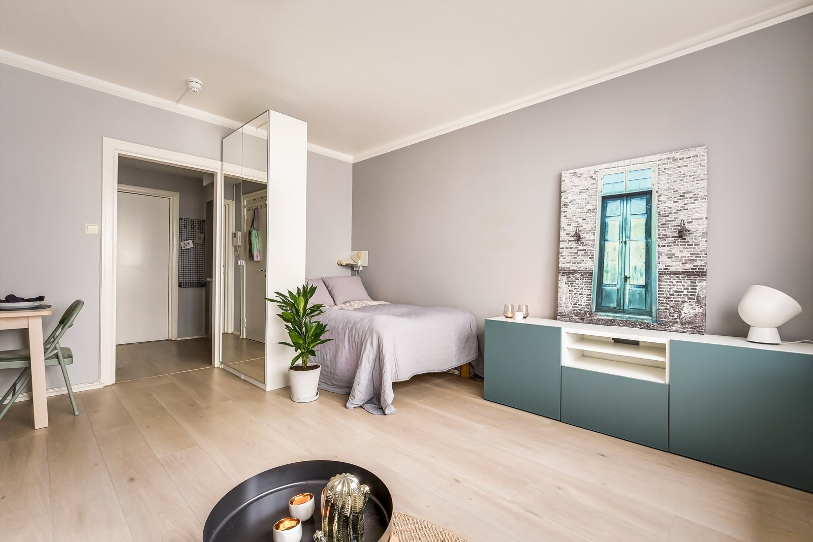 God plass til seng og garderobeskap. Galleribilde