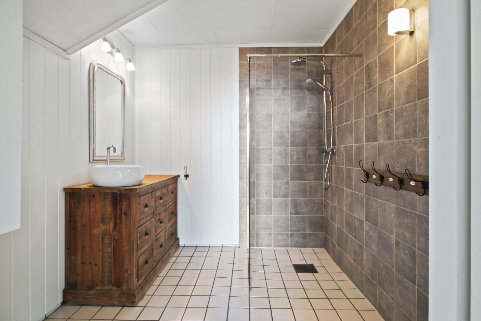 Bad med opplegg for vaskemaskin og tørketrommel Galleribilde