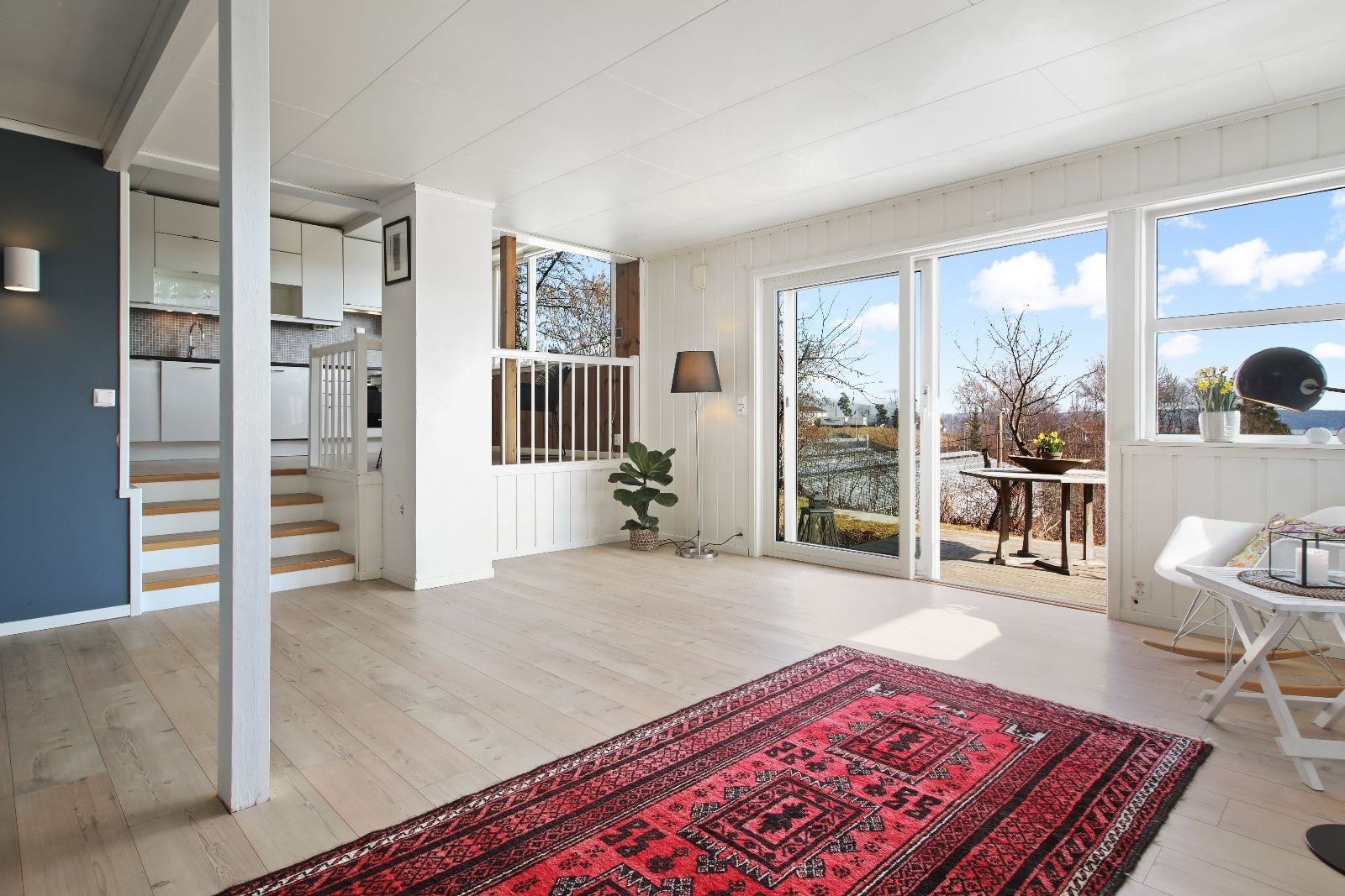 Romslig åpen stue/kjøkken-løsning Galleribilde