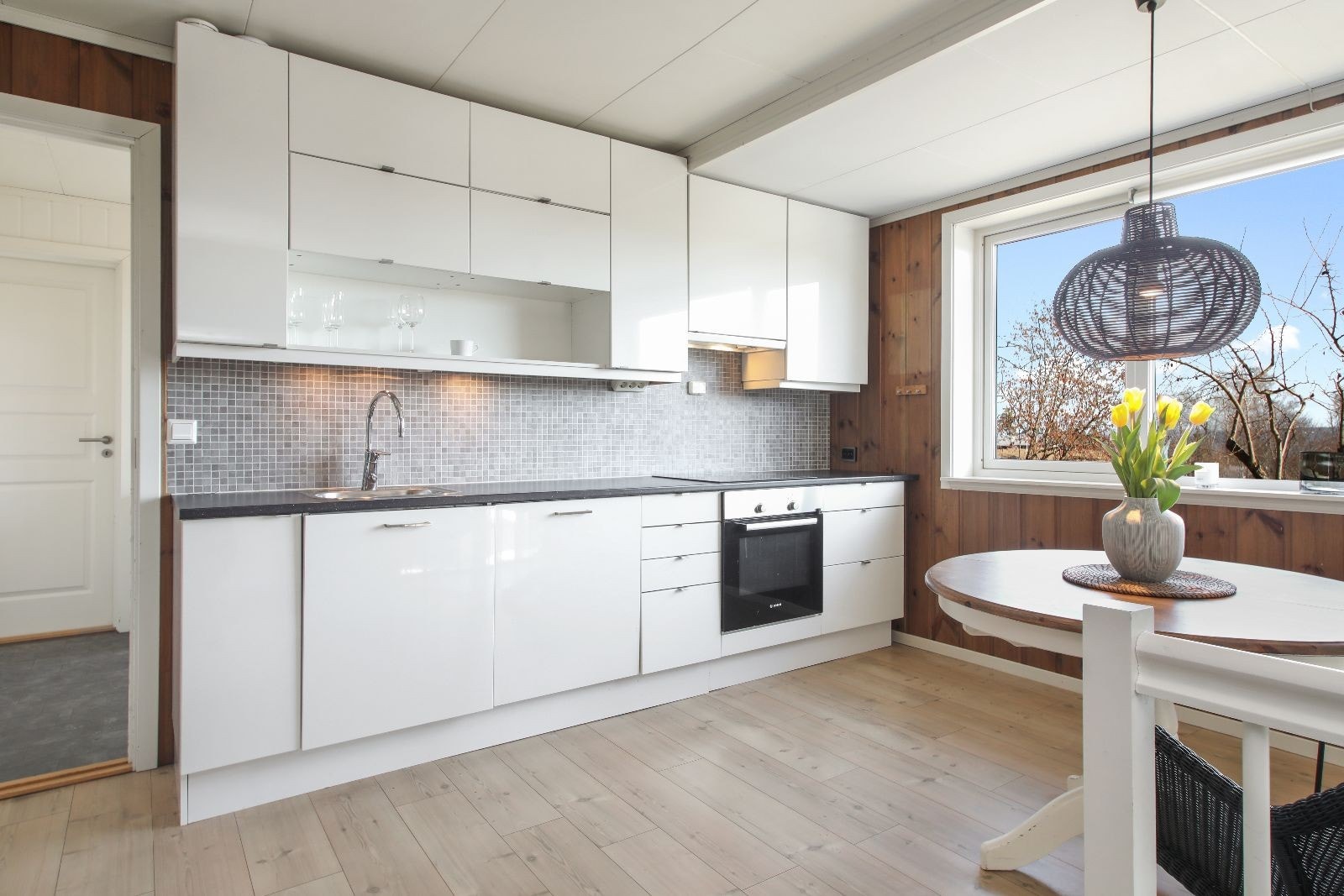 Pent og koselig kjøkken med alt man trenger av hvitevarer Galleribilde