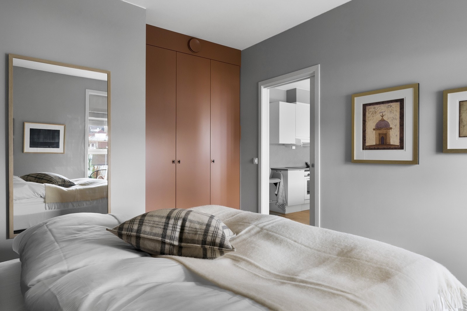 Stedbygd garderobe på soverom Galleribilde