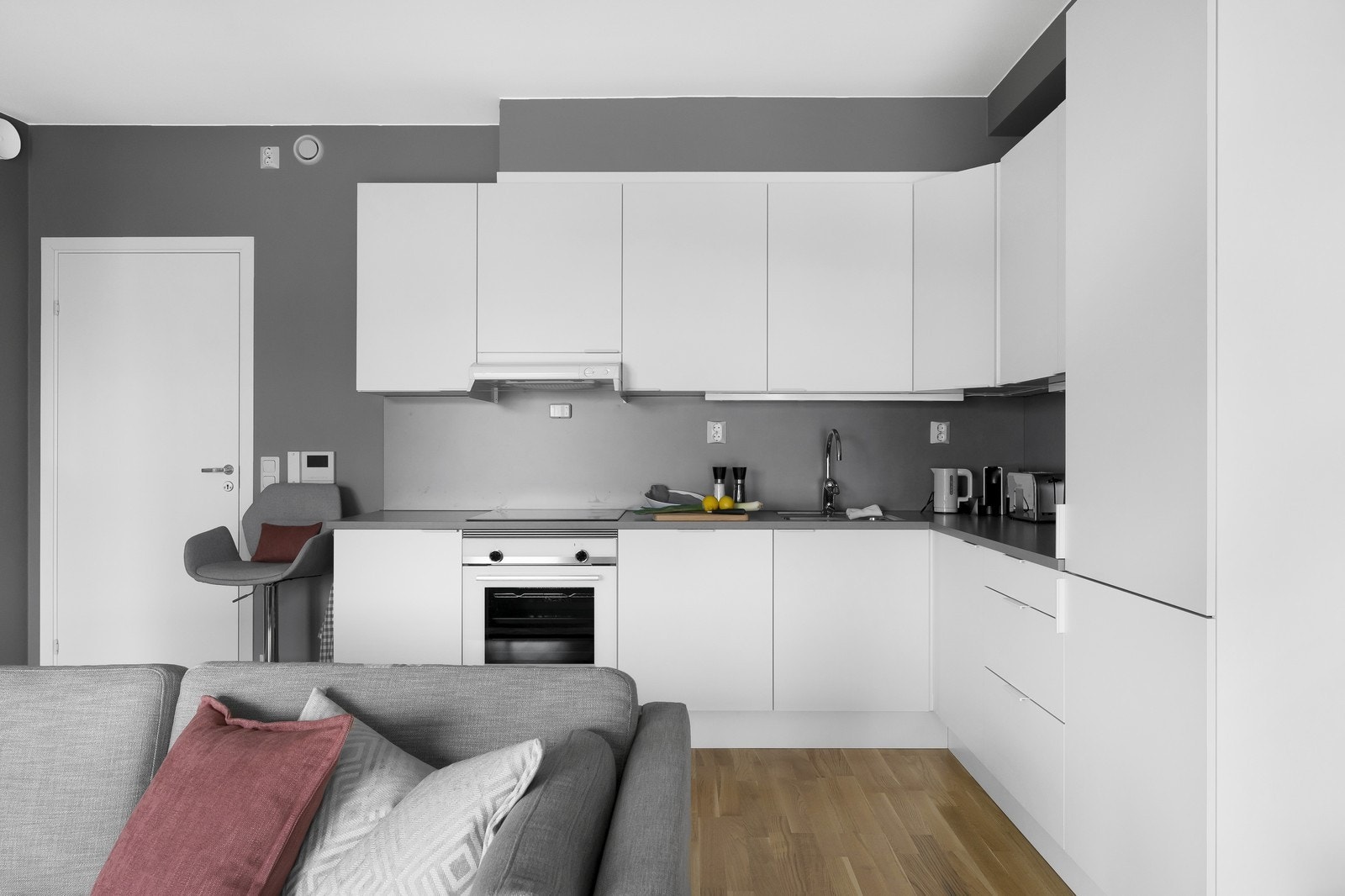 Pent kjøkken med masse skapplass Galleribilde