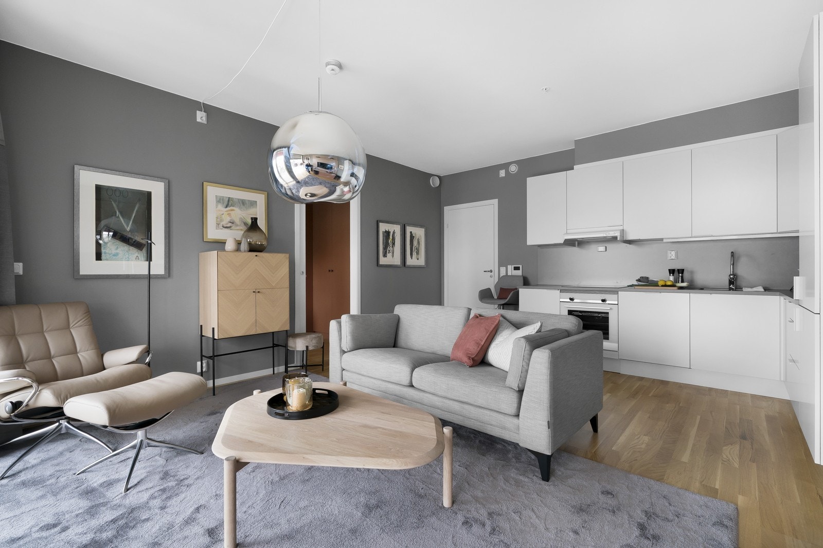 Stue og kjøkken i åpen løsning Galleribilde