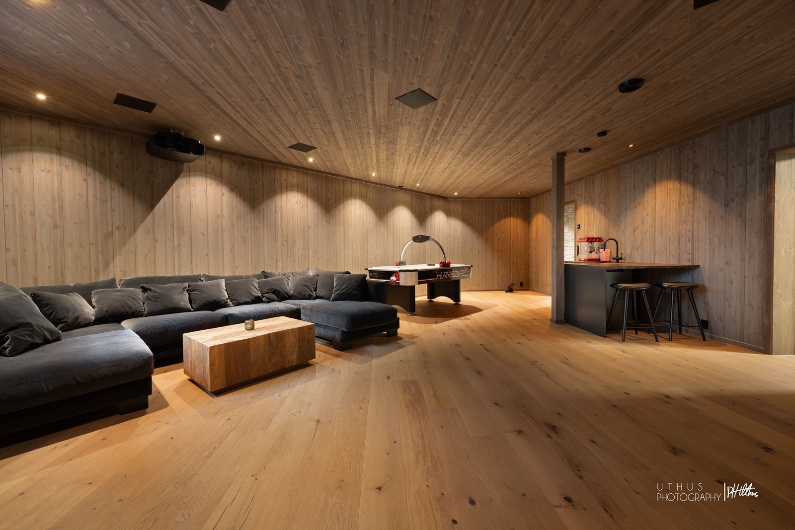 Spill-/medierom i kjeller. Galleribilde