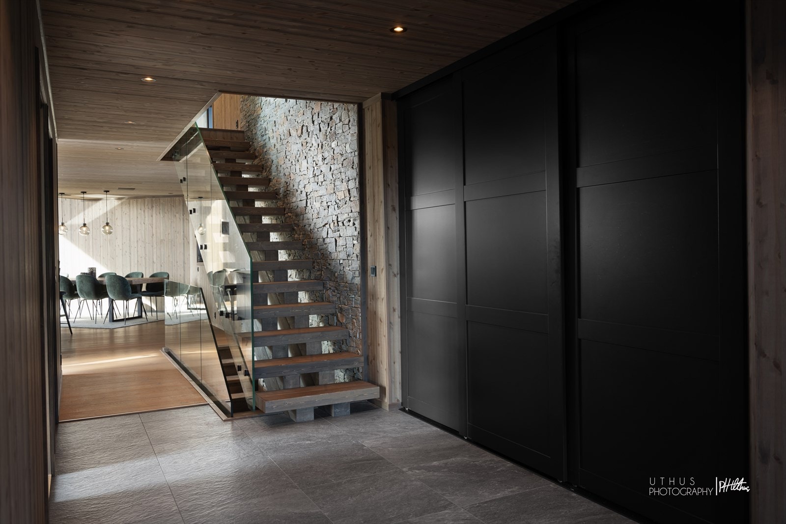 Velkommen inn! Entré med garderobeløsning. Galleribilde