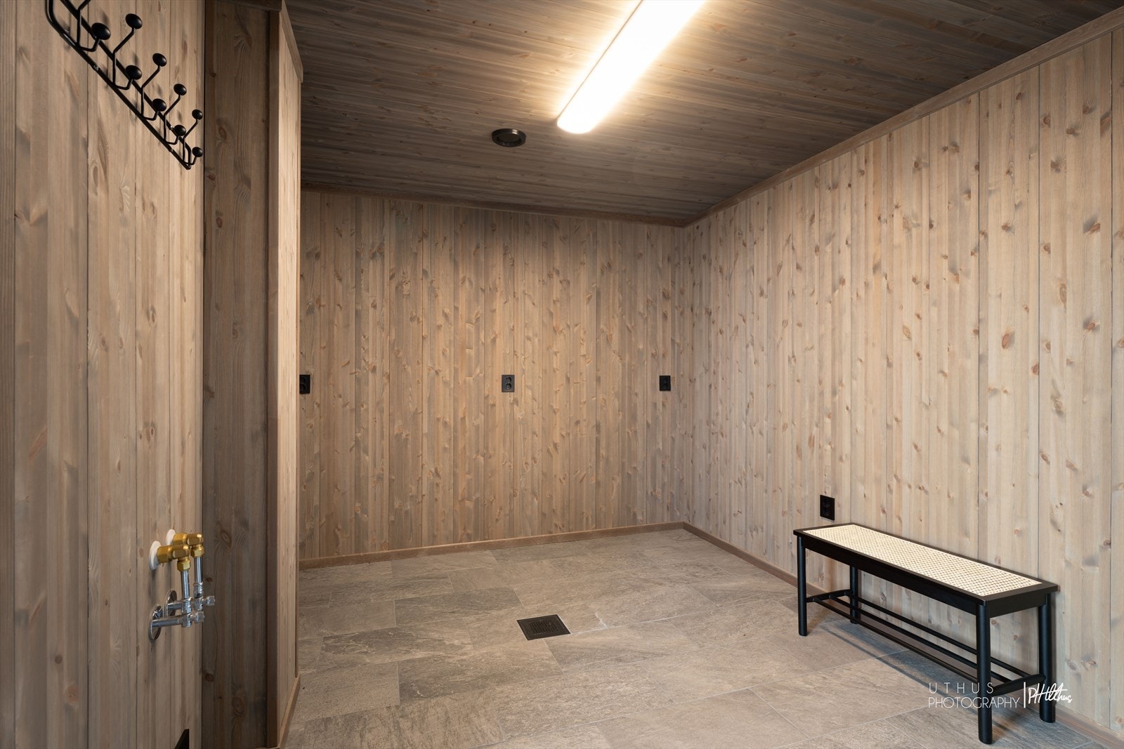 Garderoberom og bod i kjeller med god plass for å henge fra seg tøy. Galleribilde