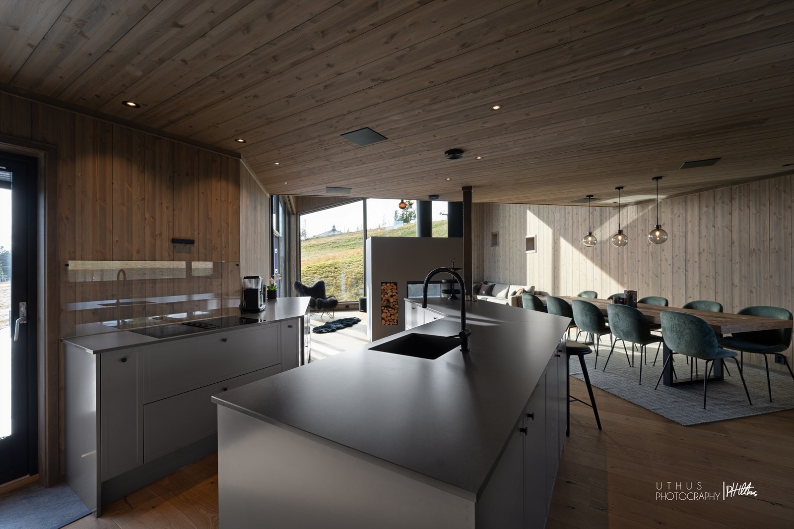 Flott kjøkkenløsning med godt med benk- og skapplass. Galleribilde