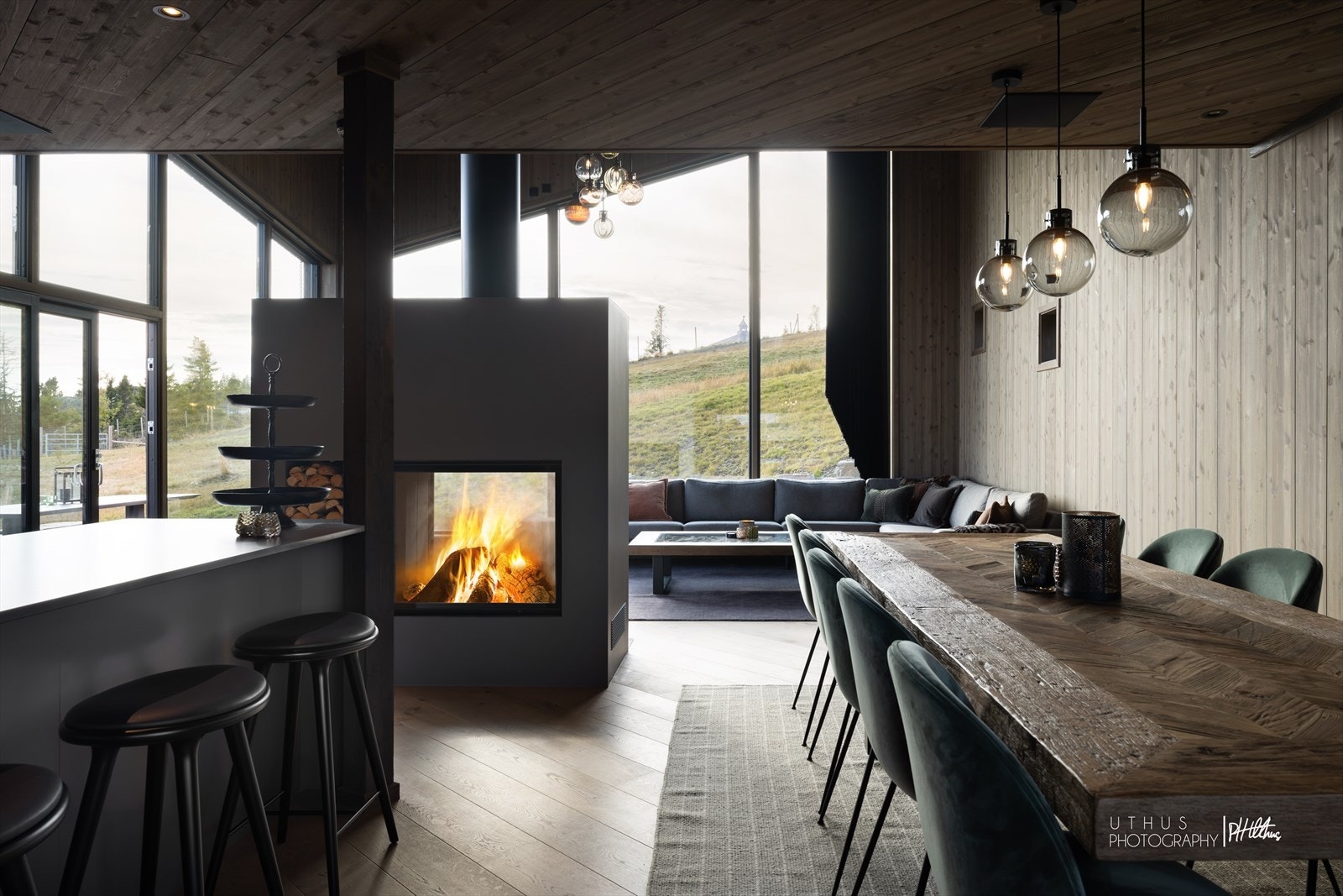 Åpen og sosial løsning, men likevel innredet i soner som faller naturlig. Galleribilde