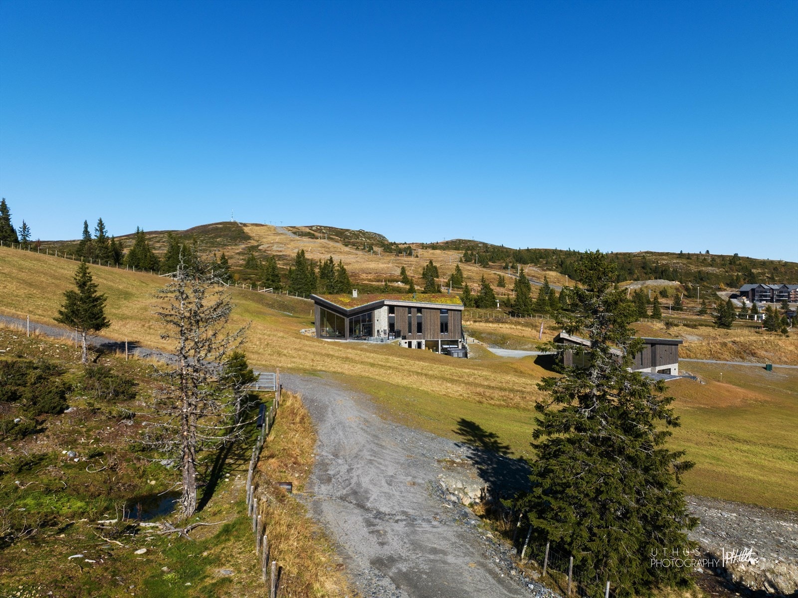 Hytta ligger perfekt til i terrenget. Galleribilde