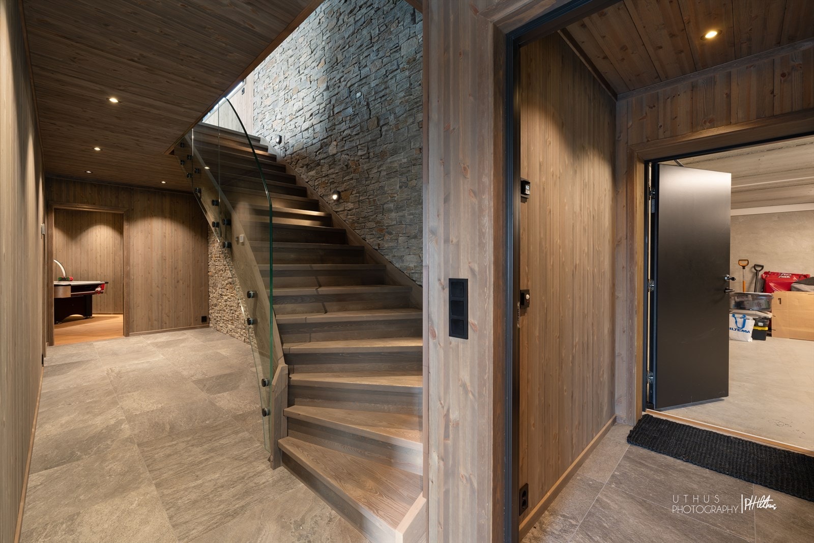 Trappegang i kjeller med adkomst inn fra garasje. Galleribilde