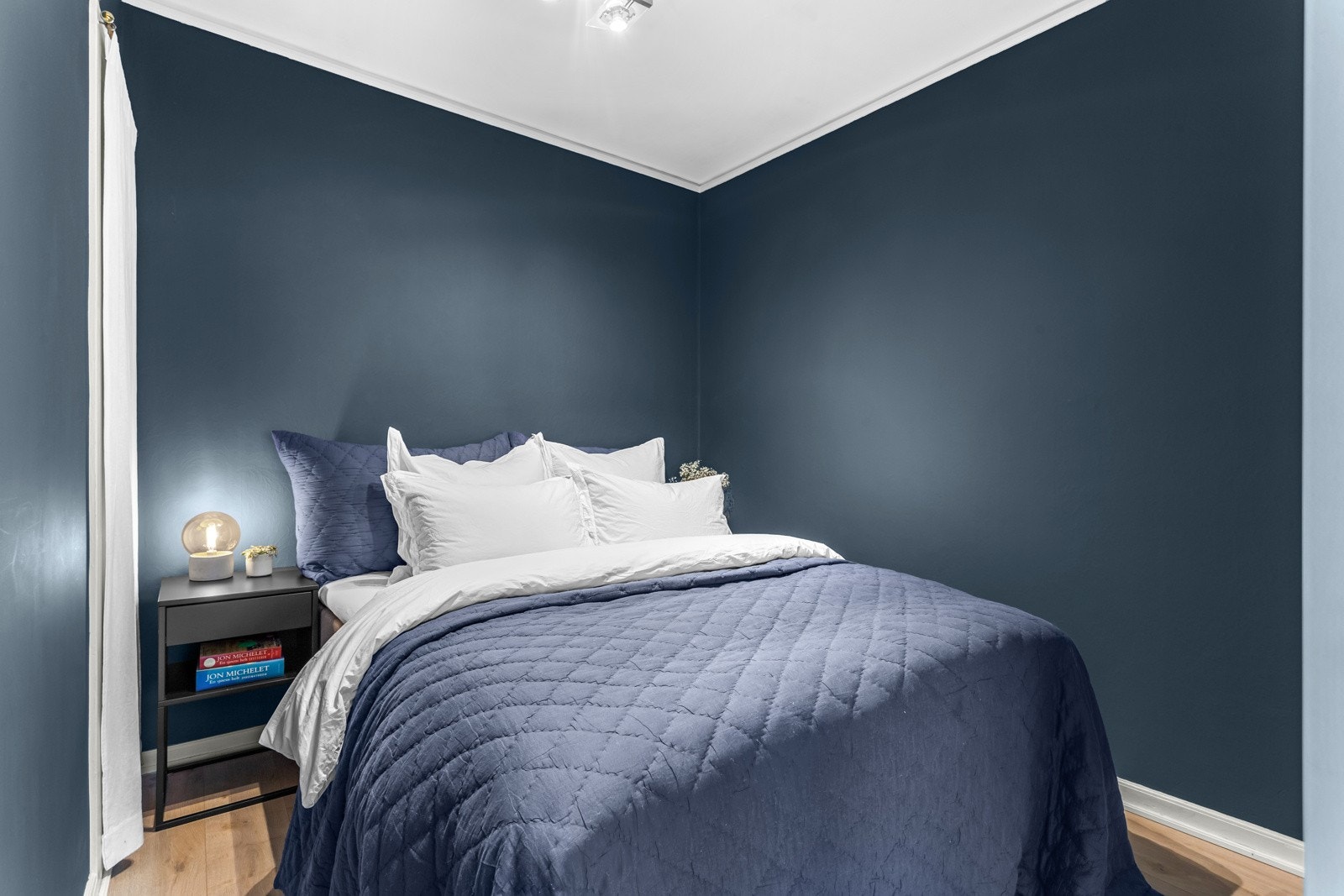 Her er veggene malt i en lun, behagelig tone som bidrar til en god natts søvn! Galleribilde