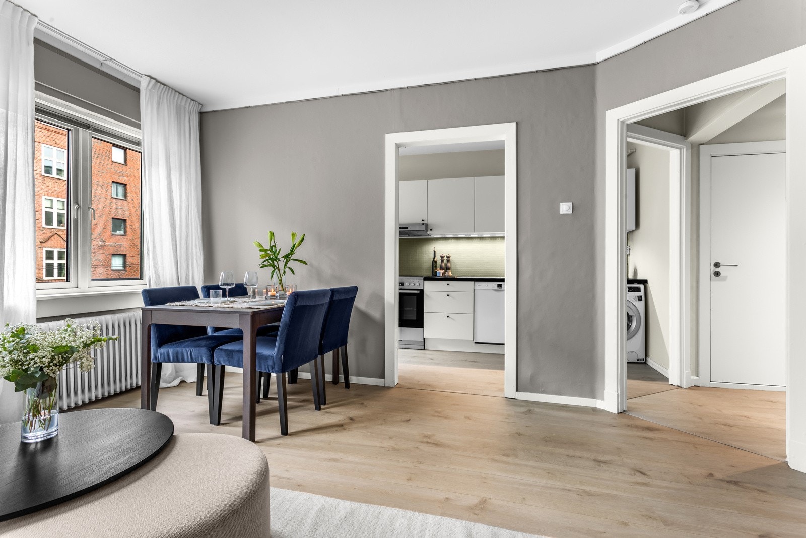 Pen og stilren stue med store vindusflater og brede karmer, som slipper inn rikelig med naturlig lys i boligen. Galleribilde