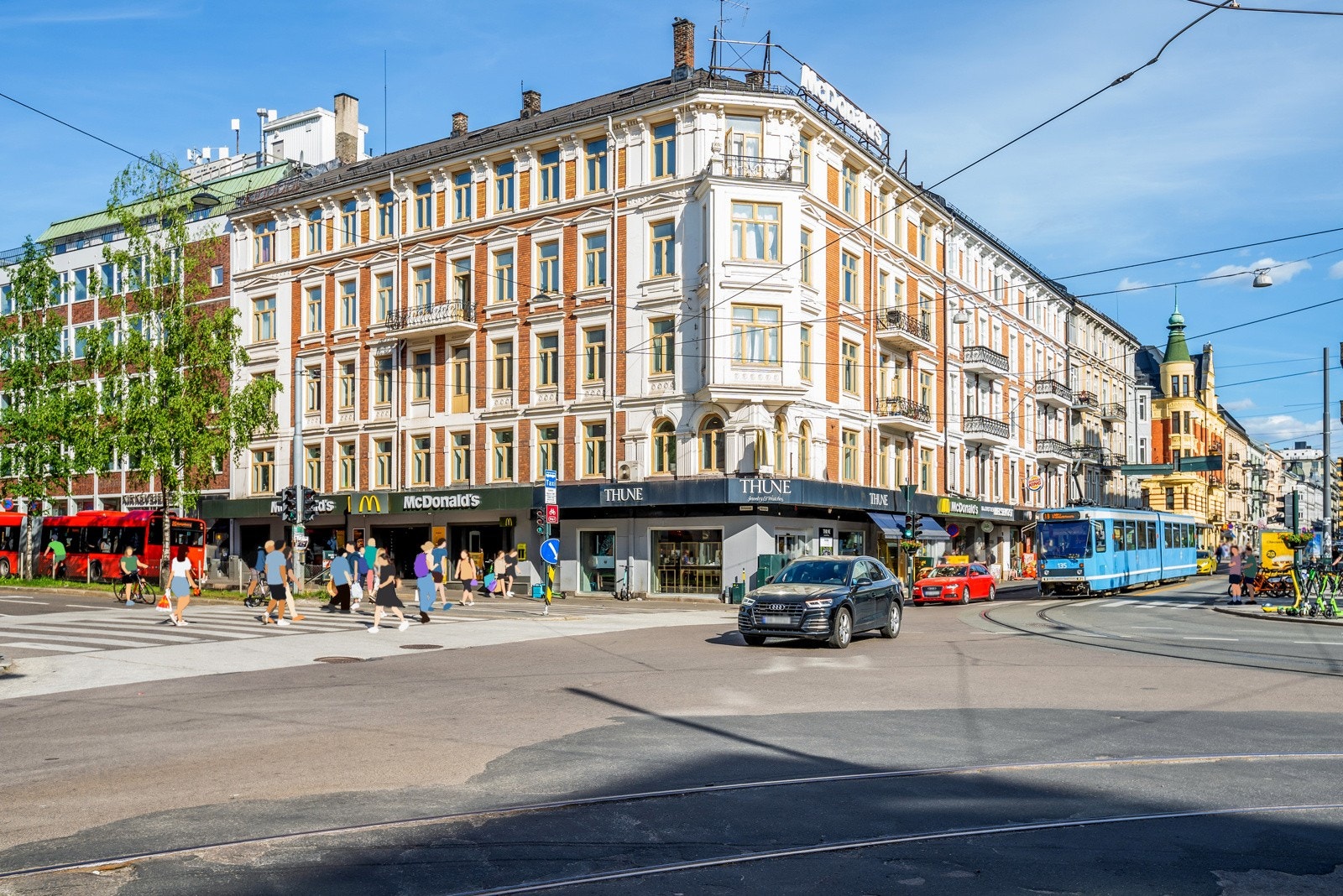 Majorstuen og Bogstadveien er velkjent for sitt yrende folkeliv og ikke minst rike utvalg av butikker, kafeer, konditorier, restauranter og utesteder. Galleribilde