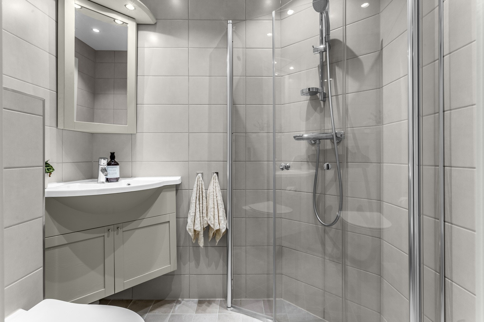 Pent, flislagt baderom fra 2023 oppusset i regi av sameiet. Samtidig ble også soilrørene i sameiet byttet ut. Galleribilde