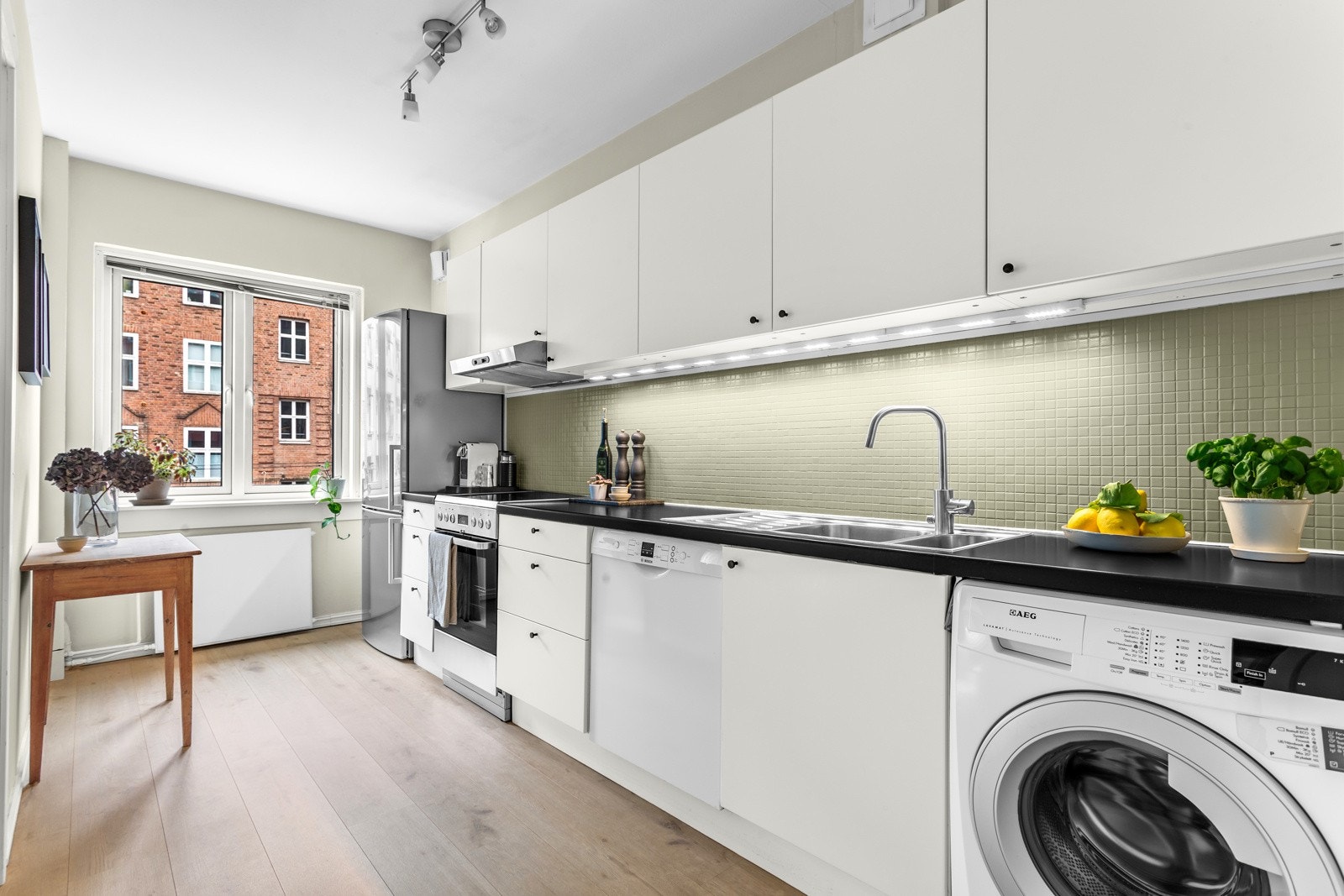 Av hvitevarer finner du kjøleskap med fryser, oppvaskmaskin, vaskemaskin og komfyr med platetopp. Galleribilde