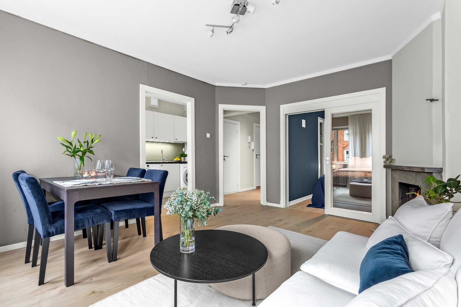 Overflater er malt i lyse og tidsrikte farger, og gulvet er belagt med lekker laminat fra 2021. Galleribilde