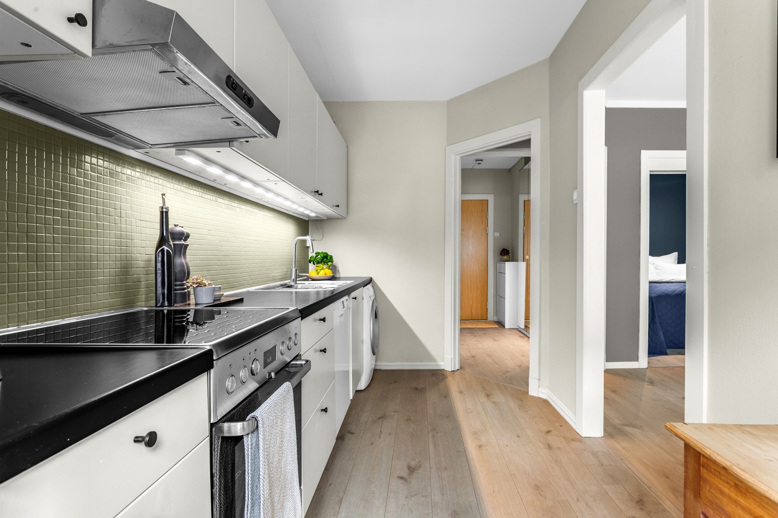 Videre er kjøkkenet romslig, og ar godt med både skap- og benkeplass. Galleribilde