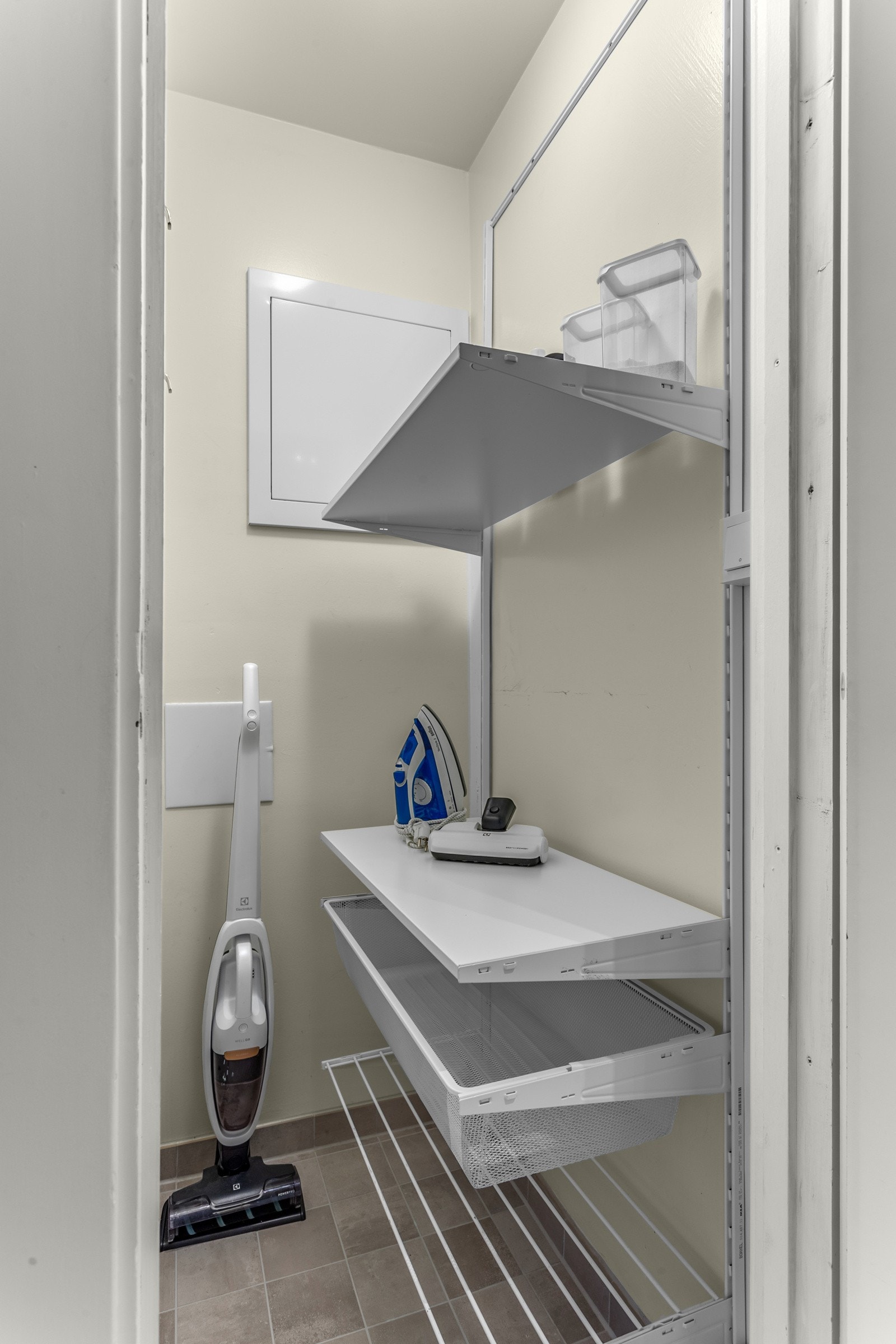 Fra entré er det adgang til en innvendig bod. Det medfølger også ekstern kjellerbod. Galleribilde