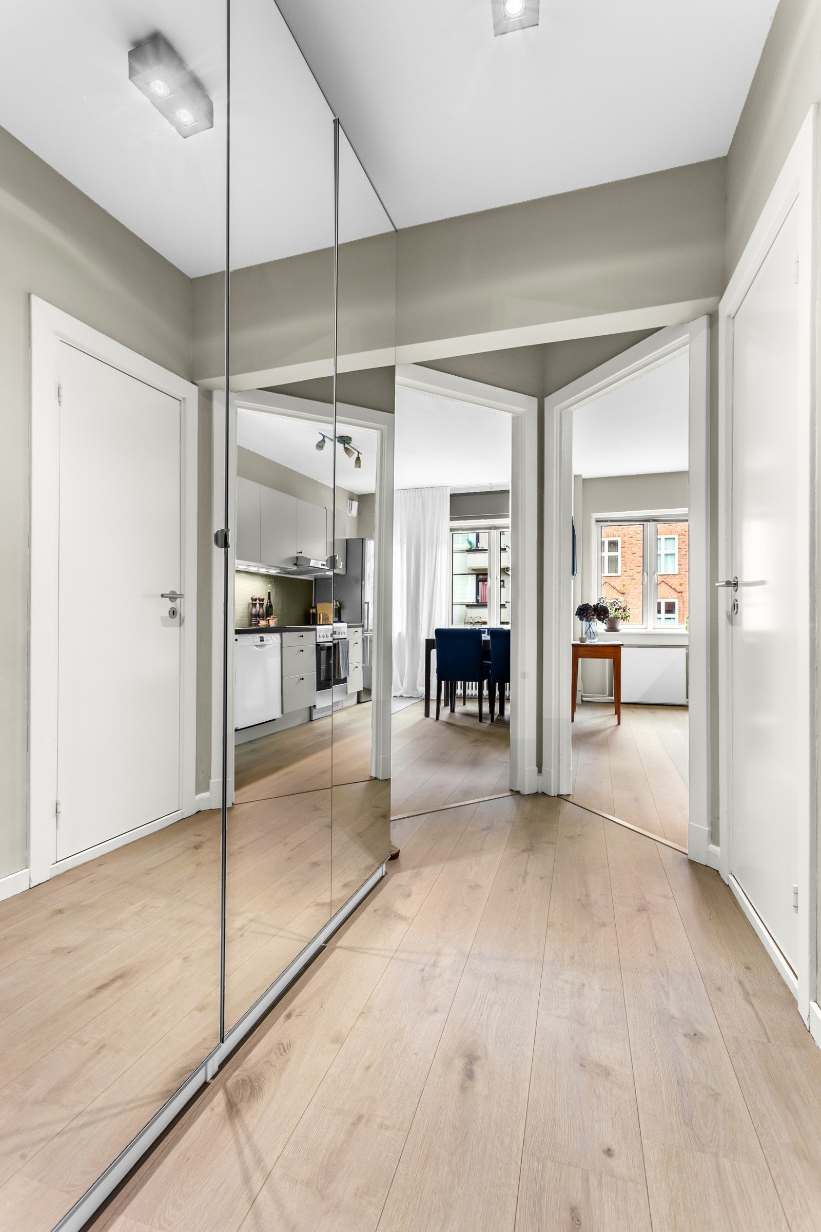 Innbydende entré som byr på gode oppbevaringsmuligheter. Galleribilde