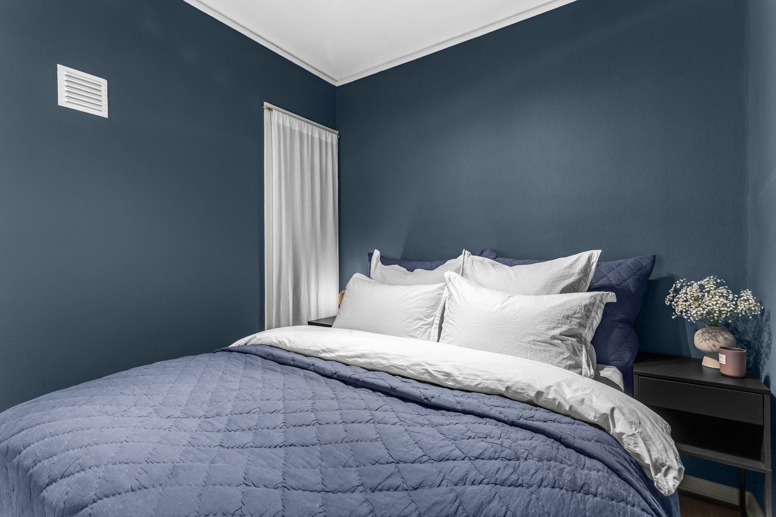 Det er plass til både dobbeltseng og nattbord. Galleribilde