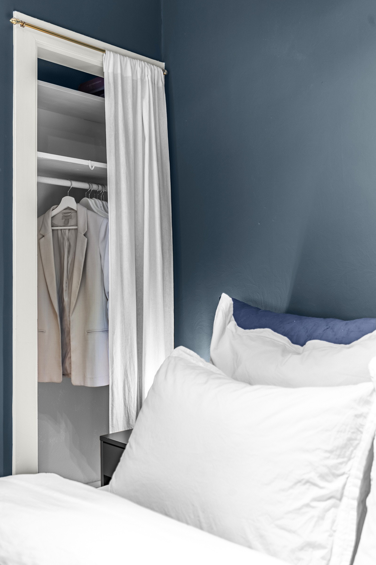 Her finner du en innebygget nisje for oppbevaring av tøy. Galleribilde