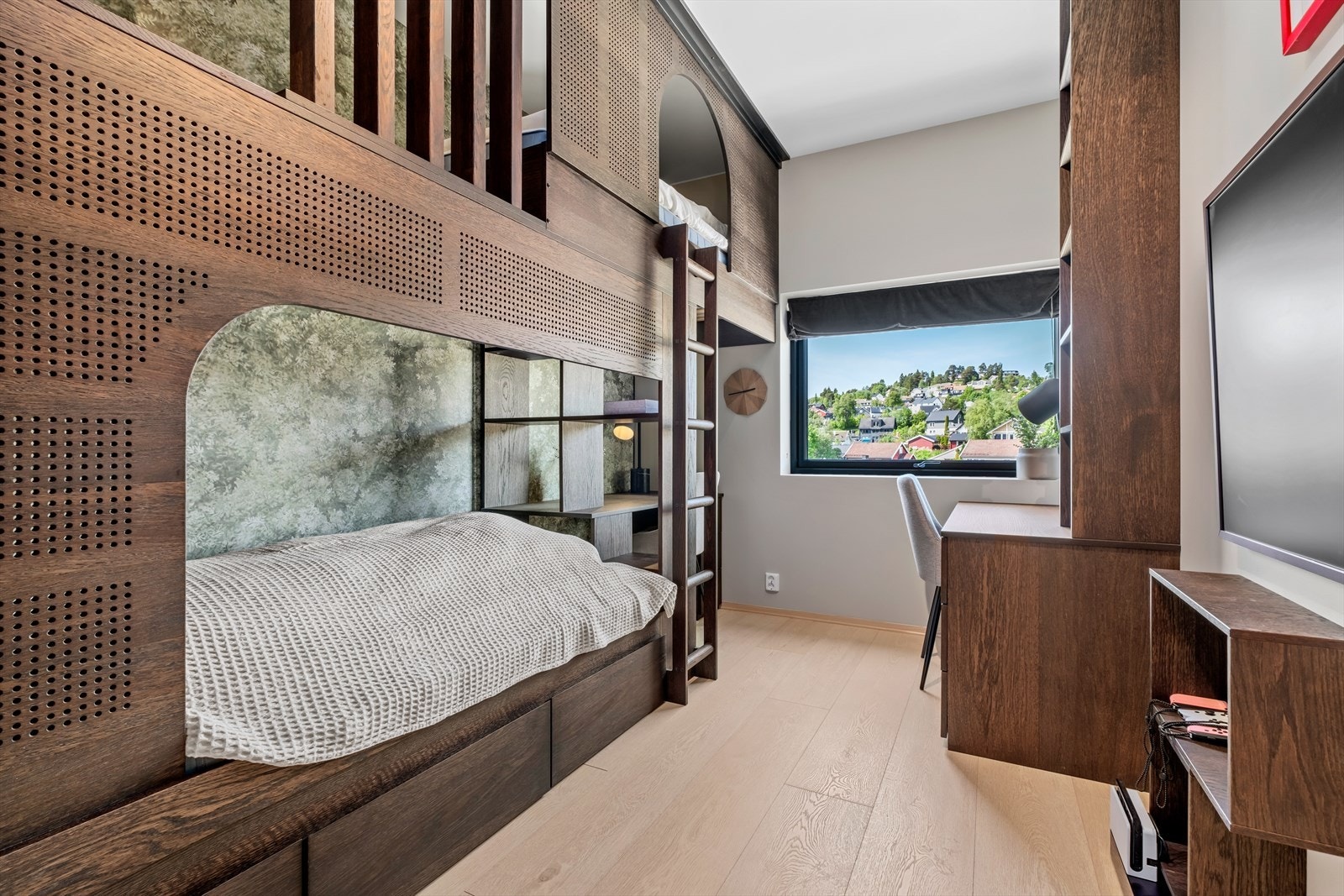 Det største rommet er innredet som barnerom og hjemmekontor med direkte adkomst til romslig garderobeløsning. Galleribilde