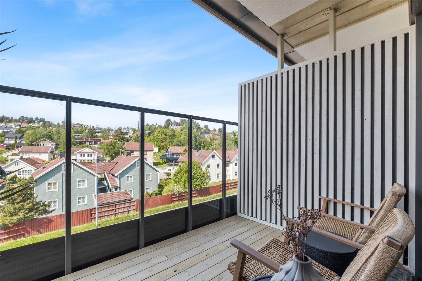 Leiligheten har fin beliggenhet på Dalgård med skole, barnehage, butikk, kollektivtransport og nydelig natur innenfor gangavstand. Galleribilde