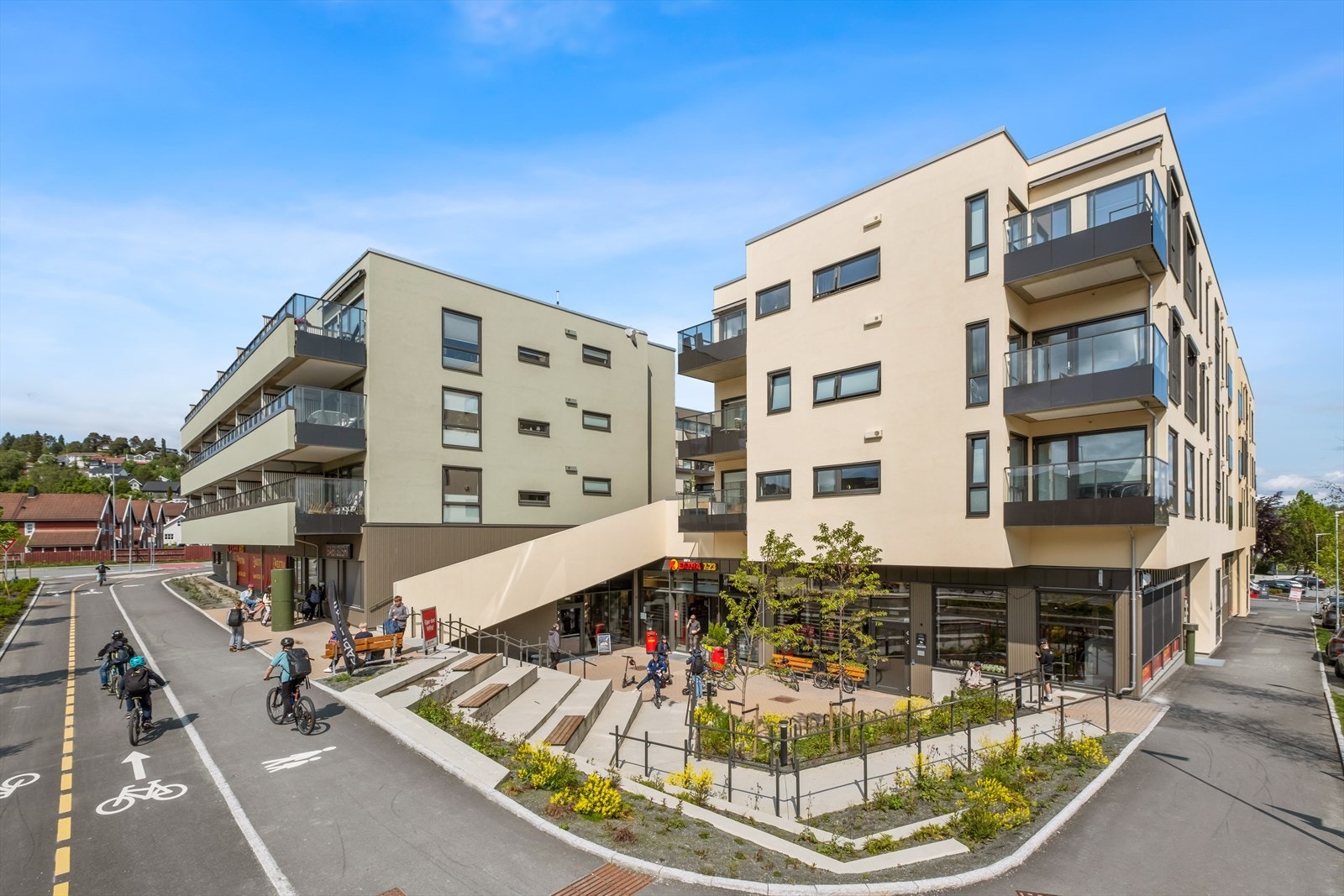 I nærområdet finnes det flere dagligvarebutikker og det er også kort vei til Stavset senteret og Sverresborg senter, for å nevne noe. Galleribilde