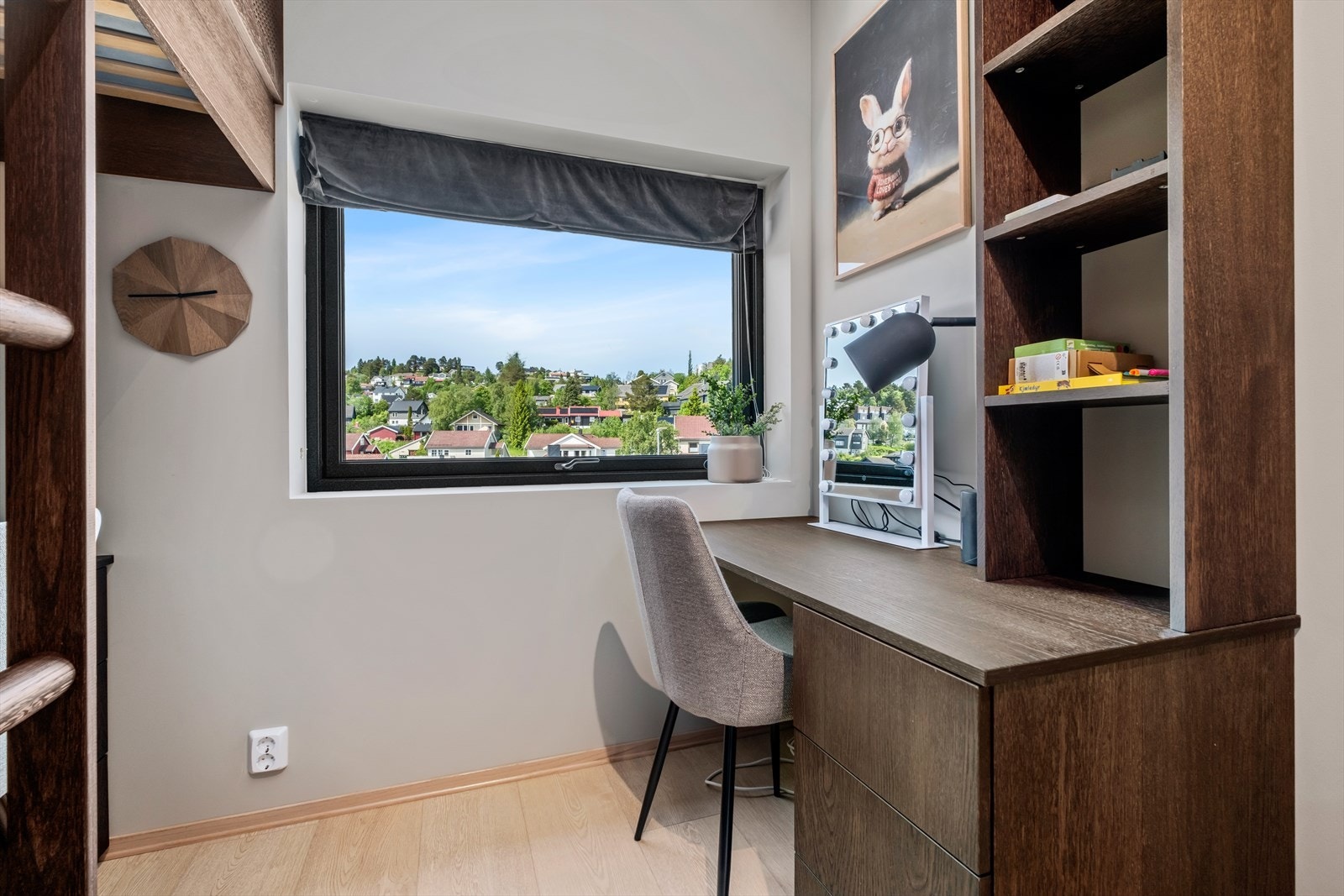 Leiligheten er innredet med lekre, plassbygde møbler i mørkt treverk. Galleribilde