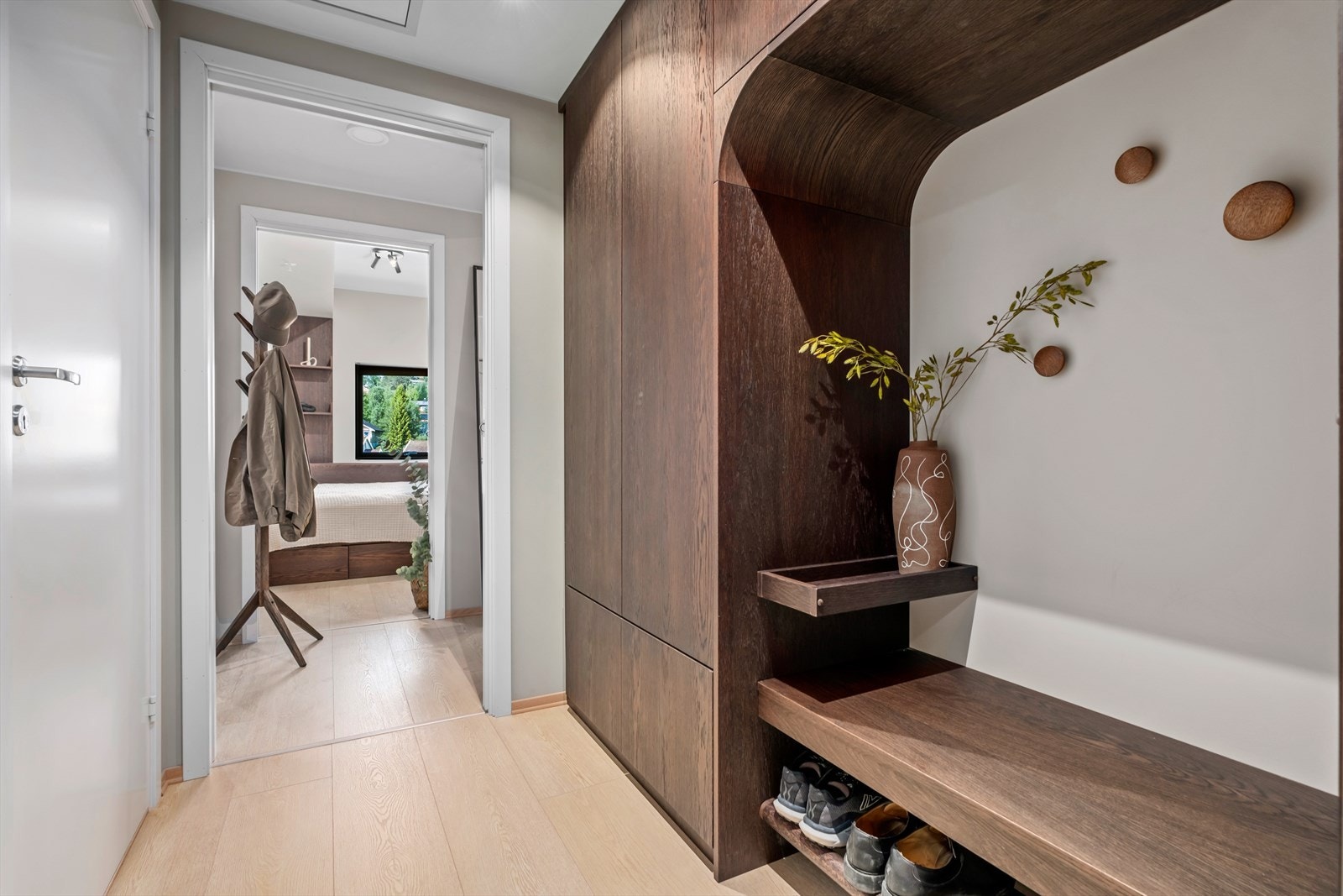 Inngangspartiet er godt utnyttet med plassbygd garderobeløsning. Galleribilde