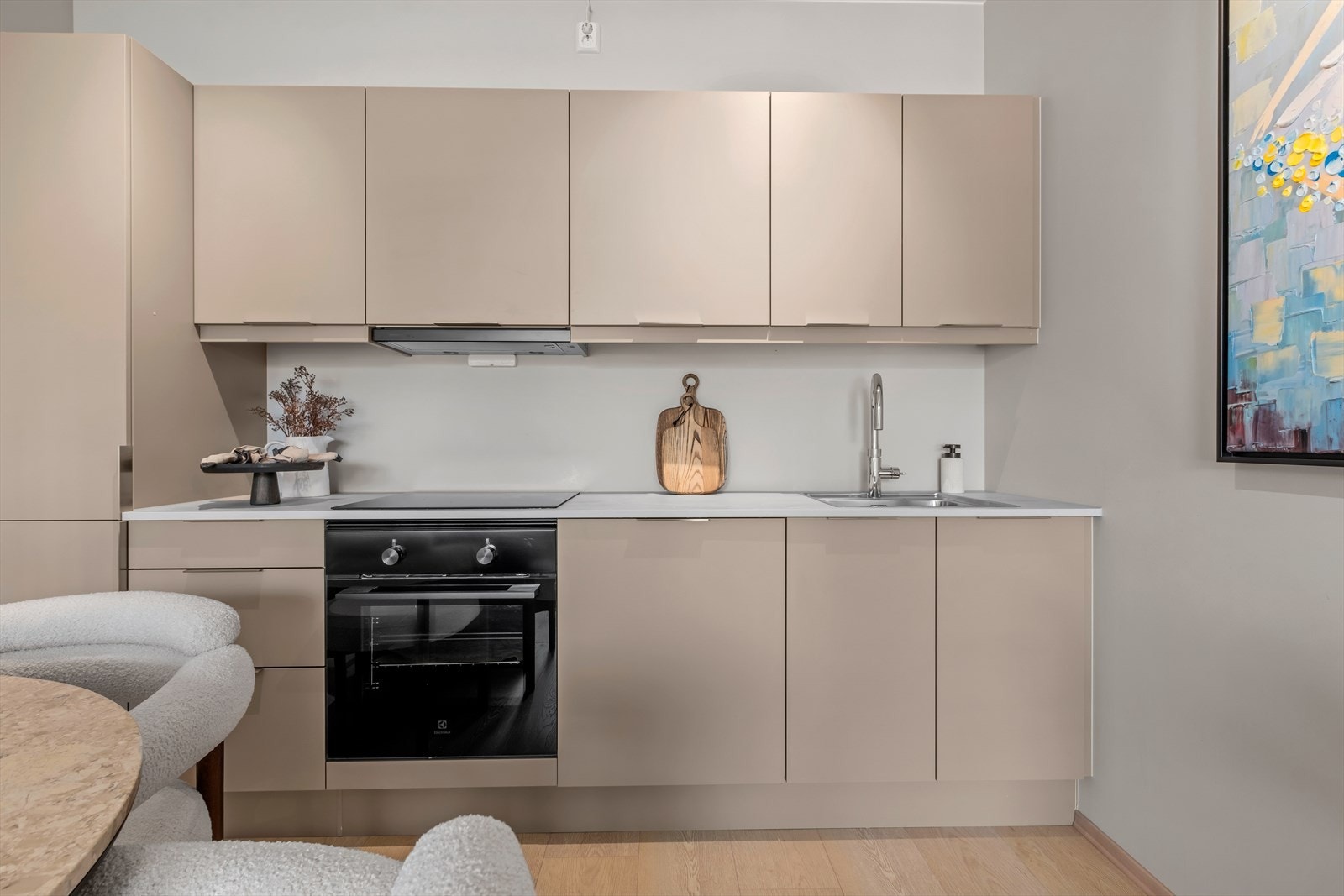 Det er behagelig vannbåren varme i gulv på gang, stue, kjøkken og bad. Galleribilde