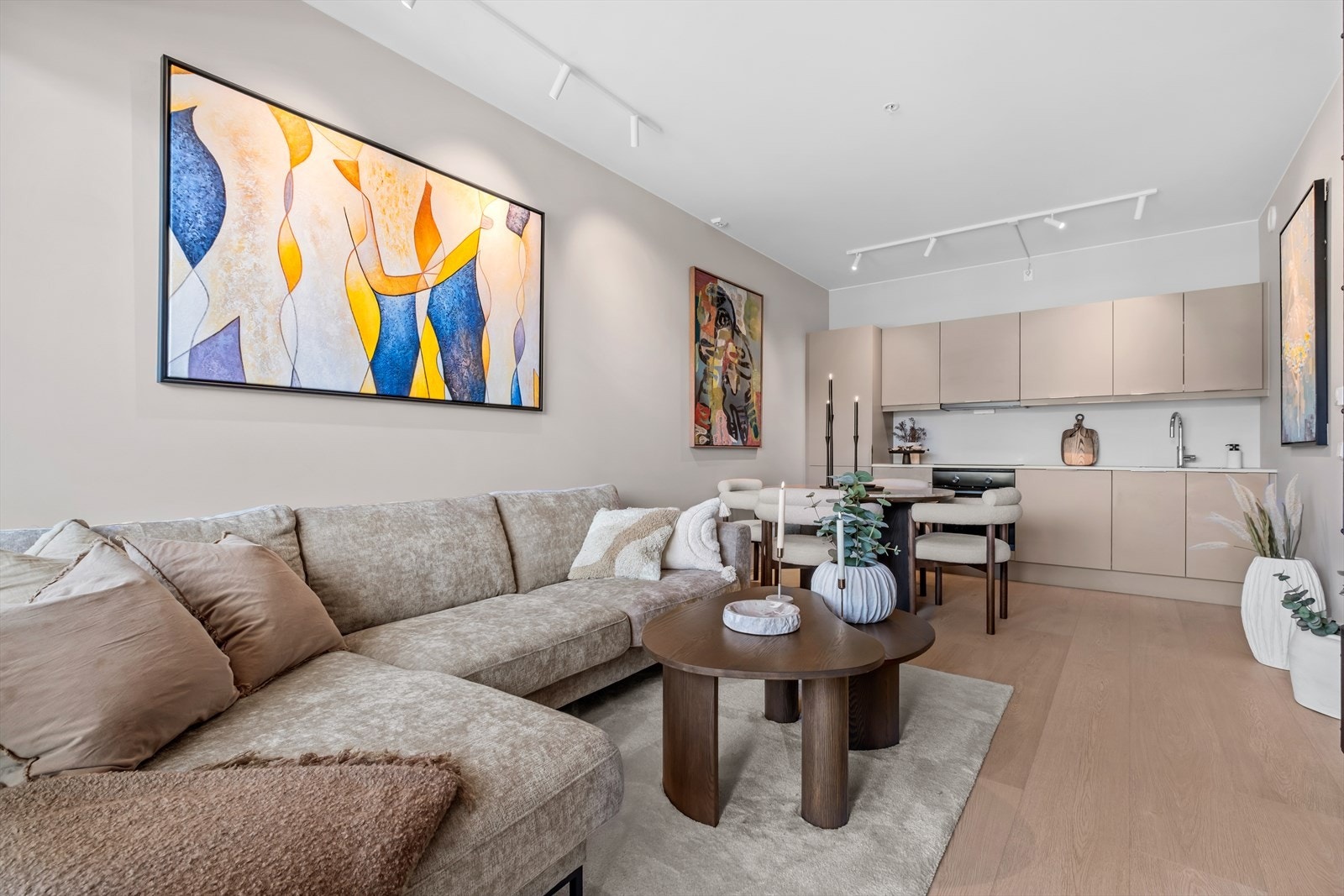 Kjøkkeninnredningen er fra kvalitetsleverandøren HTH med integrerte Electorlux hvitevarer. Galleribilde