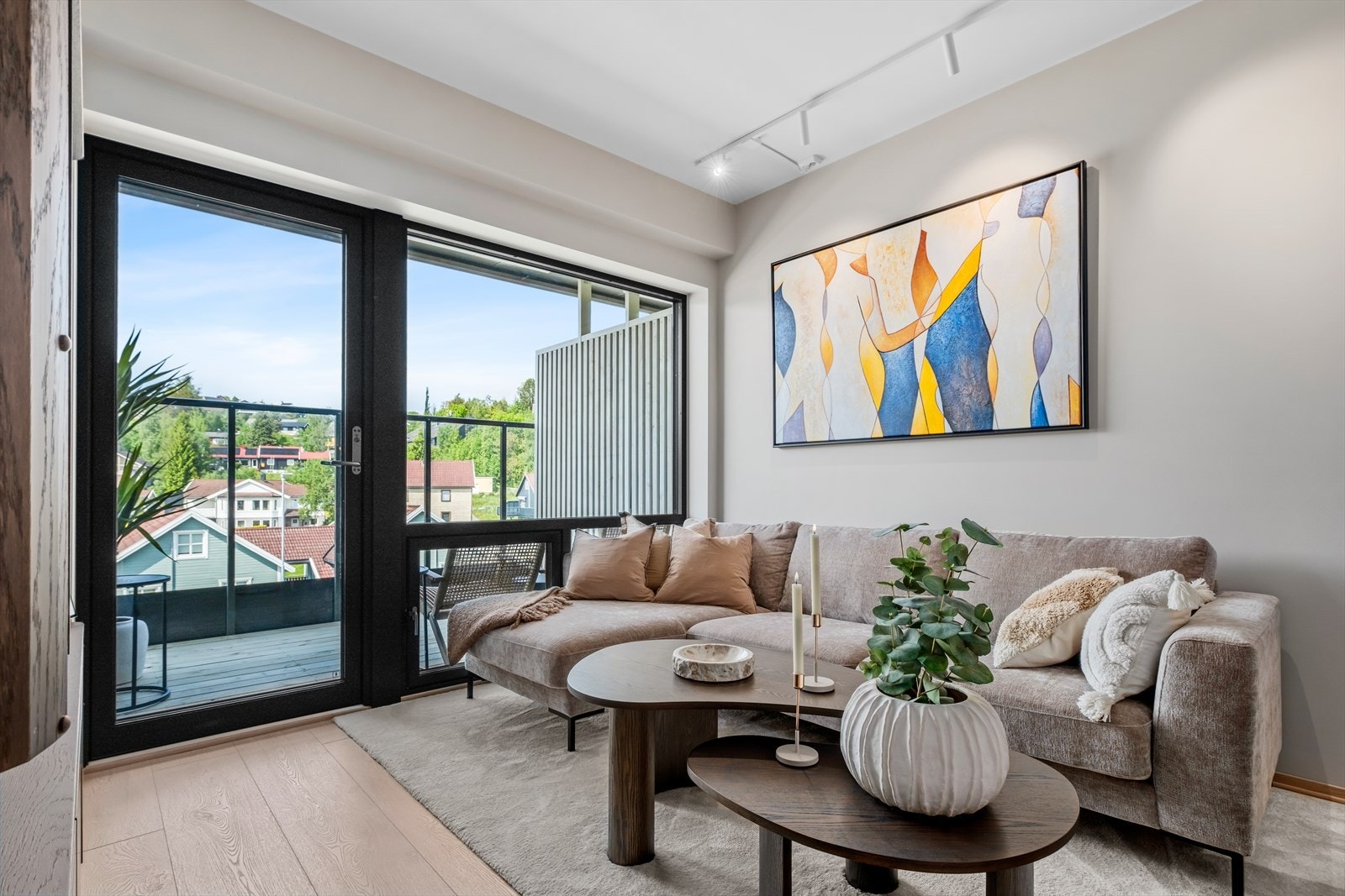 Stue og kjøkken ligger i lys og åpen løsning på 20 kvm. Galleribilde