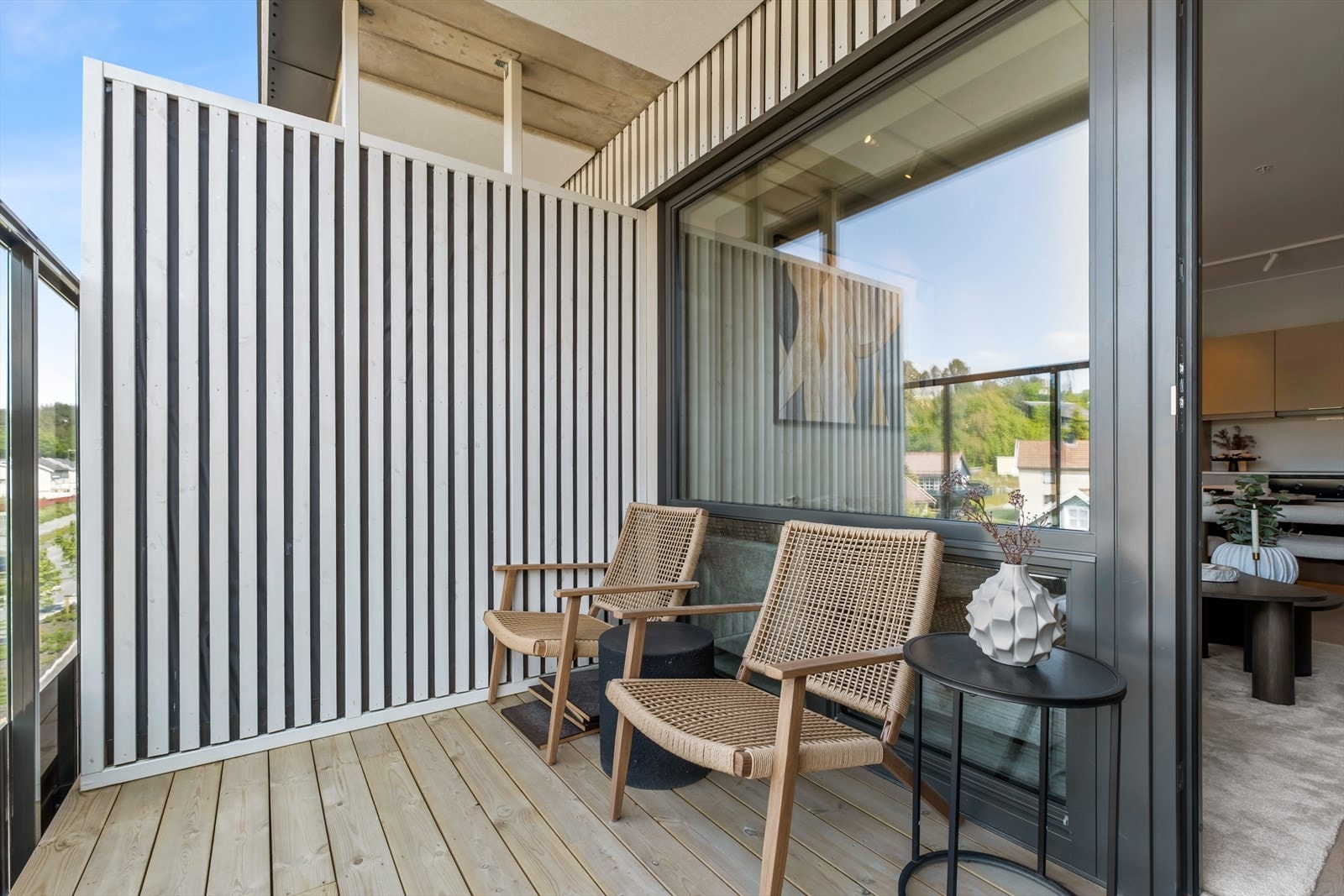 Fra stuen har du adkomst til vestvendt og delvis overbygd balkong på 6 kvm hvor du kan nyte ettermiddagssolen. Galleribilde