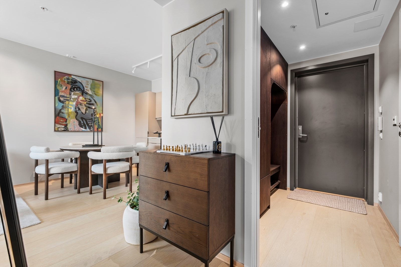 I boligen er det etablert balansert ventilasjon med energibesparende varmegjennvinning. Galleribilde