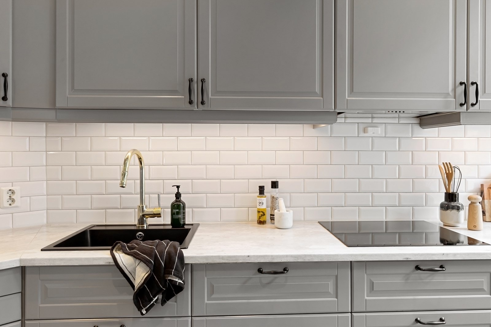 Kjøkkenet har godt med benkeplass og oppbevaringsmuligheter. Galleribilde