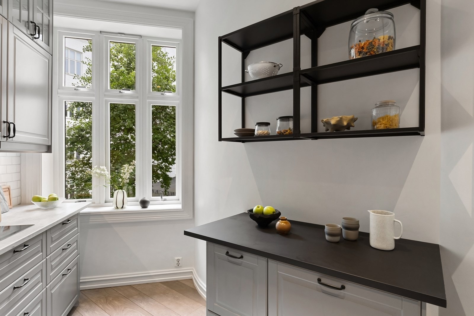 Kjøkkenet ble oppgradert med ekstra benkeplass og oppbevaring i ca. 2020. Galleribilde