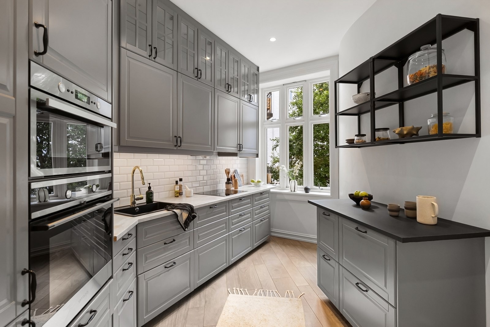 Lekkert kjøkken fra 2017 med integrerte hvitevarer. Galleribilde